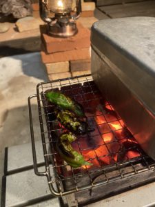 ししとうを炭火で焼く